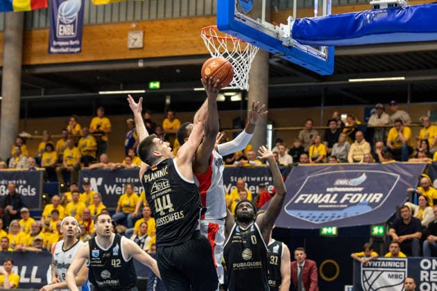 GER, ENBL VIMODROM Final 4, Semi-Final 2, SYNTAINICS MBC Manchester Basketball 22 04 2026, Stadthalle, Weißenfels, GER, ENBL VIMODROM Final 4, Semi-Final 2, SYNTAINICS MBC Manchester Basketball Jure Planinic Syntainics MBC, 44 , Othniel Shelton Manchester Basketball, 30 Â Photo Alexander Trienitz Weißenfels Stadthalle Sachsen Anhalt Germany