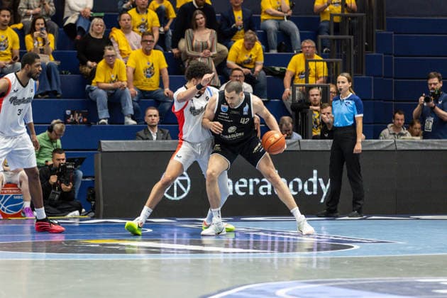 GER, ENBL VIMODROM Final 4, Semi-Final 2, SYNTAINICS MBC Manchester Basketball 22 04 2026, Stadthalle, Weißenfels, GER, ENBL VIMODROM Final 4, Semi-Final 2, SYNTAINICS MBC Manchester Basketball Nemanja Djurisic Syntainics MBC, 42 , DJ Mitchell Manchester Basketball, 8 Â Photo Alexander Trienitz Weißenfels Stadthalle Sachsen Anhalt Germany