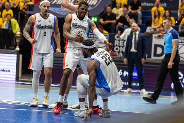 GER, ENBL VIMODROM Final 4, Semi-Final 2, SYNTAINICS MBC Manchester Basketball 22 04 2026, Stadthalle, Weißenfels, GER, ENBL VIMODROM Final 4, Semi-Final 2, SYNTAINICS MBC Manchester Basketball Othniel Shelton Manchester Basketball, 30 helps Tim Adetukasi Manchester Basketball, 22 on Â Photo Alexander Trienitz Weißenfels Stadthalle Sachsen Anhalt Germany