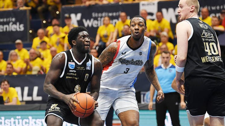 Basketball, ENBL VIMODROM Final Four 2026, semi-final, SYNTAINICS MBC Mitteldeutscher Basketball Club Weissenfels vs Manchester Basketball 22 04 2026 86 89 49 42 duel for the ball between Khyri Thomas Guard Syntainics MBC, back number 0 left and Gabe Osabuohien Forward Manchester Basketball, back number 3 center during the match MBC Weißenfels vs Manchester Basketball 22 04 2026 Weißenfels Saxony Anhalt Germany Stadthalle Weißenfels