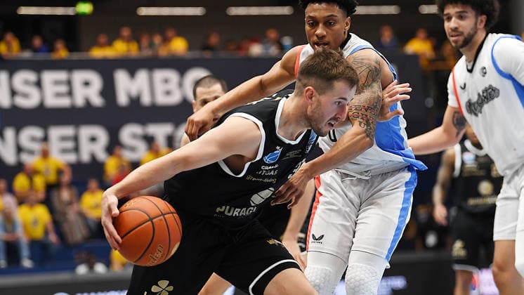 Basketball, ENBL VIMODROM Final Four 2026, Semi-final, SYNTAINICS MBC Mitteldeutscher Basketball Club Weissenfels vs Manchester Basketball 22 04 2026 86 89 49 42 Duel for the ball between Spencer Reaves Guard Syntainics MBC, back number 31 left and PJay Smith Power Guard Manchester Basketball, back number 0 center during the game MBC Weißenfels vs Manchester Basketball 22 04 2026 Weißenfels Saxony Anhalt Germany Stadthalle Weißenfels