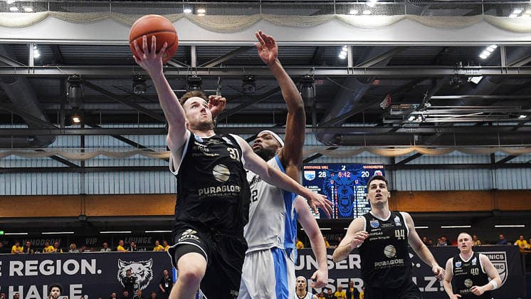 Basketball, ENBL VIMODROM Final Four 2026, Semi-final, SYNTAINICS MBC Mitteldeutscher Basketball Club Weissenfels vs Manchester Basketball 22 04 2026 86 89 49 42 Duel for the ball between Spencer Reaves Guard Syntainics MBC, back number 31 left and Tim Adetukasi Forward Manchester Basketball, back number 22 right at the game MBC Weißenfels vs Manchester Basketball 22 04 2026 Weißenfels Saxony Anhalt Germany Stadthalle Weißenfels