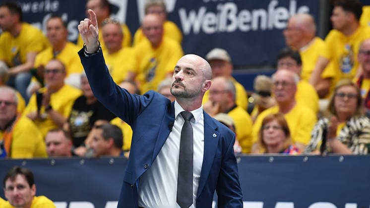 Basketball, ENBL VIMODROM Final Four 2026, semi-final, SYNTAINICS MBC Mitteldeutscher Basketball Club Weissenfels vs Manchester Basketball 22 04 2026 86 89 49 42 Milenko Bogicevic Head Coach Syntainics MBC gestures during the game MBC Weißenfels vs Manchester Basketball 22 04 2026 Weißenfels Saxony Anhalt Germany Stadthalle Weißenfels