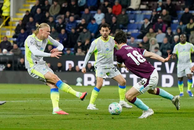 Burnley, England, 22nd April 2026. Erling Haaland of Manchester City (L) shoots wide during the Burnley vs Manchester City Premier League match at Turf Moor, Burnley. Picture credit should read: Andrew Yates Sportimage EDITORIAL USE ONLY. No use with unauthorised audio, video, data, fixture lists, club league logos or live services. Online in-match use limited to 120 images, no video emulation. No use in betting, games or single club league player publications. SPI_036_AY_BURNLEY_MAN_CITY SPI-4716-0036