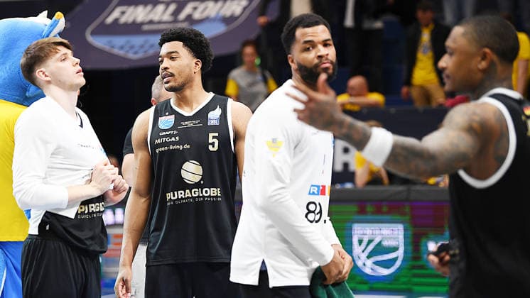 Basketball, ENBL VIMODROM Final Four 2026, semi-final, SYNTAINICS MBC Mitteldeutscher Basketball Club Weissenfels vs Manchester Basketball 22 04 2026 86 89 49 42 Frustration and anger among MBC players after the defeat in the match between MBC Weißenfels and Manchester Basketball 22 04 2026 On display among others Perttu Blomgren Guard Syntainics MBC, back number 20 v l n r Weißenfels Saxony Anhalt Germany Stadthalle Weißenfels