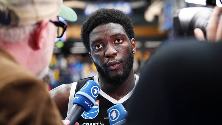 Basketball, ENBL VIMODROM Final Four 2026, semi-final, SYNTAINICS MBC Mitteldeutscher Basketball Club Weissenfels vs Manchester Basketball 22 04 2026 86 89 49 42 Khyri Thomas Guard Syntainics MBC, back number 0 in an interview with MDR ARD after the game MBC Weißenfels vs Manchester Basketball 22 04 2026 Weißenfels Saxony Anhalt Germany Stadthalle Weißenfels