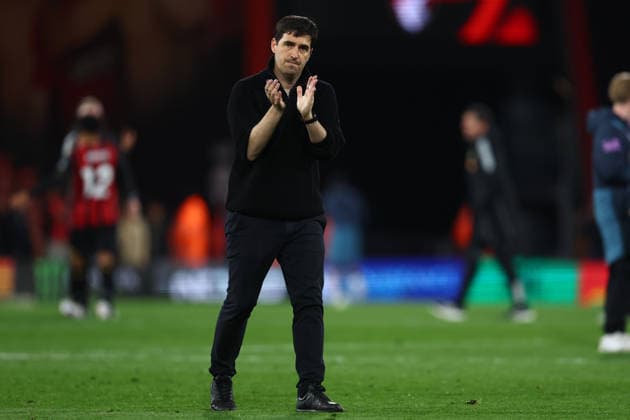 Bournemouth, England, 22nd April 2026. Andoni Iraola, manager of Bournemouth applauds tiger fans after the AFC Bournemouth vs Leeds United Premier League match at the Vitality Stadium, Bournemouth. Picture credit should read: Paul Terry Sportimage EDITORIAL USE ONLY. No use with unauthorised audio, video, data, fixture lists, club league logos or live services. Online in-match use limited to 120 images, no video emulation. No use in betting, games or single club league player publications. SPI_048_PT_Bournemouth_Leeds SPI-4707-0048