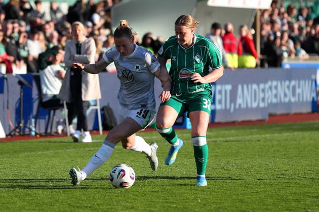 Bremen vs VfL, BL Women Bremen, 22 04 2026, Football, Women, Google Pixel Bundesliga, Season 2025 2026, SV Werder Bremen vs VfL Wolfsburg, Sarai Linder VfL Wolfsburg , Sarah Gutmann Werder Bremen Germany