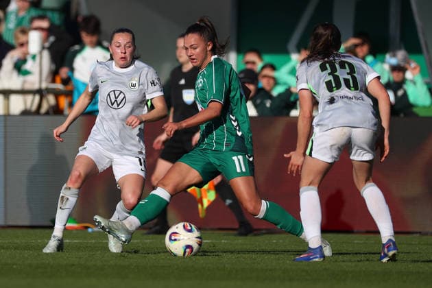 Bremen vs VfL, BL Women Bremen, 22 04 2026, Football, Women, Google Pixel Bundesliga, Season 2025 2026, SV Werder Bremen vs VfL Wolfsburg, Janou Levels VfL Wolfsburg , Maja Sternad Werder Bremen Germany