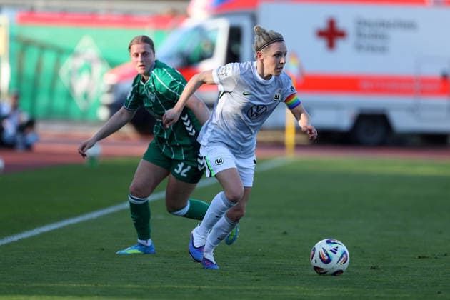 Bremen vs VfL, BL Women Bremen, 22 04 2026, Football, Women, Google Pixel Bundesliga, Season 2025 2026, SV Werder Bremen vs VfL Wolfsburg, Sarah Gutmann Werder Bremen , Svenja Huth VfL Wolfsburg Germany