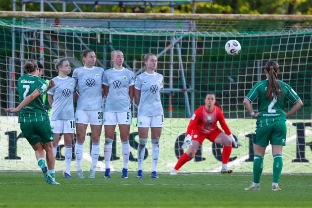Bremen vs VfL, BL Women Bremen, 22 04 2026, Football, Women, Google Pixel Bundesliga, Season 2025 2026, SV Werder Bremen vs VfL Wolfsburg, Larissa Mühlhaus Werder Bremen , Goalkeeper Martina Tufekovic VfL Wolfsburg Germany