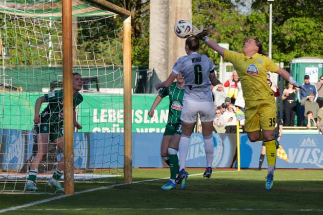 22 04 2026, xgrfx, Soccer Google Pixel Women Bundesliga, SV Werder Bremen VfL Wolfsburg v l Janina Minge VfL Wolfsburg , Mariella El Sherif Werder Bremen DFL DFB REGULATIONS PROHIBIT ANY USE OF PHOTOGRAPHS as IMAGE SEQUENCES and or QUASI VIDEO Bremen