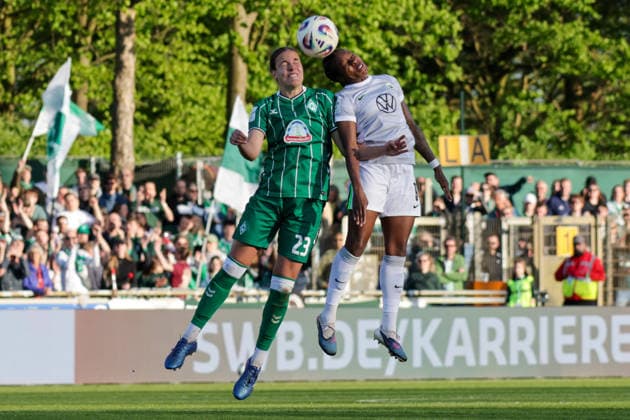 22 04 2026, xgrfx, Soccer Google Pixel Women Bundesliga, SV Werder Bremen VfL Wolfsburg v l Hannah Nemeth Werder Bremen , Lineth Beerensteyn VfL Wolfsburg DFL DFB REGULATIONS PROHIBIT ANY USE OF PHOTOGRAPHS as IMAGE SEQUENCES and or QUASI VIDEO Bremen