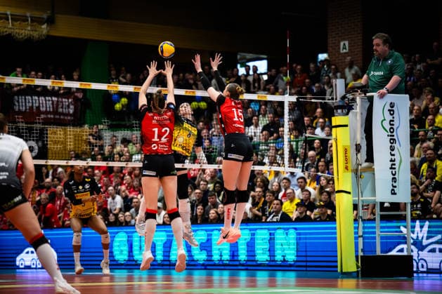 22 04 2026, Sporthalle Wolfsgrube, Suhl Volleyball, Bundesliga Women Play offs, Final, VfB Suhl LOTTO Thüringen Thueringen vs Dresdner SC Attack Mackenzie Foley 8 Suhl Double Block Mette Marleen Pfeffer 12 Dresden , Marta KameÌ lija Levinska 15 Dresden