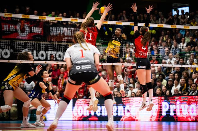 22 04 2026, Sporthalle Wolfsgrube, Suhl Volleyball, Bundesliga Women Play offs, Final, VfB Suhl LOTTO Thüringen Thueringen vs Dresdner SC Attack Sanaa Dotson 9 Suhl Double Block Amanda Siksna 11 Dresden , Emma Grome 4 Dresden