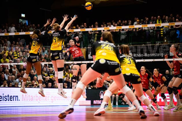 22 04 2026, Sporthalle Wolfsgrube, Suhl Volleyball, Bundesliga Women Play offs, Final, VfB Suhl LOTTO Thüringen Thueringen vs Dresdner SC Double block Block Sanaa Dotson 9 Suhl , Roosa Laakonen 4 Suhl Attack Marta KameÌ lija Levinska 15 Dresden