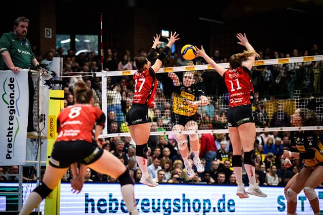 22 04 2026, Sporthalle Wolfsgrube, Suhl Volleyball, Bundesliga Women Play offs, Final, VfB Suhl LOTTO Thüringen Thueringen vs Dresdner SC Double block Block Lorena Lorber Fijok 17 Dresden , Amanda Siksna 11 Dresden Attack Monika Brancuska 25 Suhl