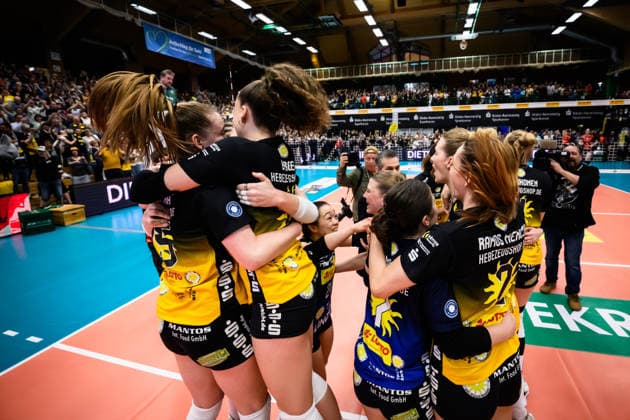 22 04 2026, Sporthalle Wolfsgrube, Suhl Volleyball, Bundesliga Womens Play offs, Final, VfB Suhl LOTTO Thüringen Thueringen vs Dresdner SC Cheering after match point victory Suhl Hannah Hartmann 5 Suhl , Laura Berger 11 Suhl , Xiang Chen Lai 20 Suhl , Svea Naujack 1 Suhl , Emma Sambale 7 Suhl , Irene del Carmen Ramos Mencia 2 Suhl