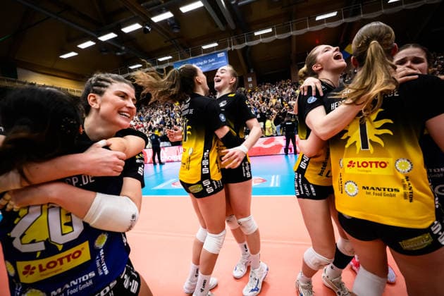 22 04 2026, Sporthalle Wolfsgrube, Suhl Volleyball, Bundesliga Women Play offs, Final, VfB Suhl LOTTO Thüringen Thueringen vs Dresdner SC Cheering after match point victory Suhl Xiang Chen Lai 20 Suhl , Mackenzie Foley 8 Suhl Laura Berger 11 Suhl , Monika Brancuska 25 Suhl , Hannah Hartmann 5 Suhl , Svea Naujack 1 Suhl , Emma Sambale 7 Suhl