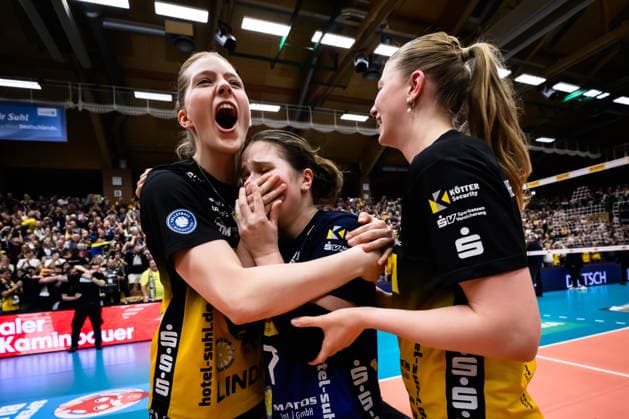 22 04 2026, Sporthalle Wolfsgrube, Suhl Volleyball, Bundesliga Women Play offs, Final, VfB Suhl LOTTO Thüringen Thueringen vs Dresdner SC Cheering after match point victory Suhl Hannah Hartmann 5 Suhl , Svea Naujack 1 Suhl , Emma Sambale 7 Suhl