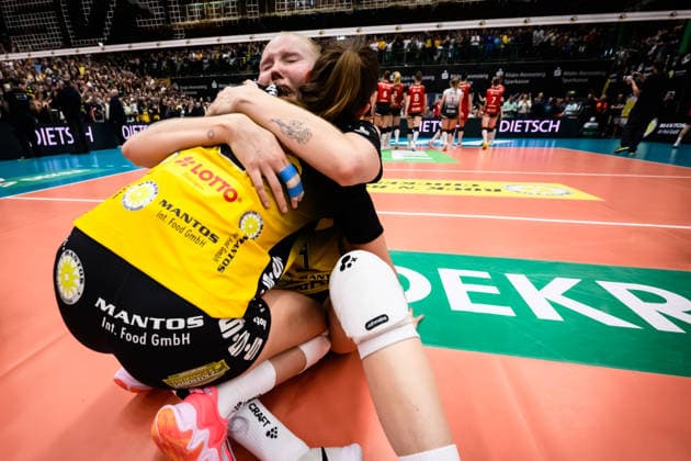 22 04 2026, Sporthalle Wolfsgrube, Suhl Volleyball, Bundesliga Women Play offs, Final, VfB Suhl LOTTO Thüringen Thueringen vs Dresdner SC Cheering after match point victory Suhl Irene del Carmen Ramos Mencia 2 Suhl , Roosa Laakonen 4 Suhl