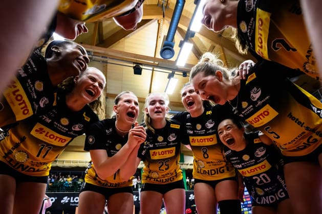 22 04 2026, Sporthalle Wolfsgrube, Suhl Volleyball, Bundesliga Women Play offs, Final, VfB Suhl LOTTO Thüringen Thueringen vs Dresdner SC Cheering after match point victory Suhl Sanaa Dotson 9 Suhl , Laura Berger 11 Suhl , Svea Naujack 1 Suhl , Monika Brancuska 25 Suhl , Mackenzie Foley 8 Suhl , Xiang Chen Lai 20 Suhl , Hannah Hartmann 5 Suhl