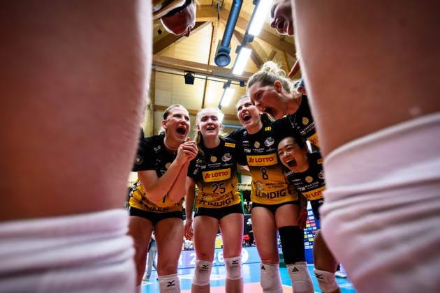 22 04 2026, Sporthalle Wolfsgrube, Suhl Volleyball, Bundesliga Women Play offs, Final, VfB Suhl LOTTO Thüringen Thueringen vs Dresdner SC Cheering after match point victory Suhl Svea Naujack 1 Suhl , Monika Brancuska 25 Suhl , Mackenzie Foley 8 Suhl , Xiang Chen Lai 20 Suhl , Hannah Hartmann 5 Suhl