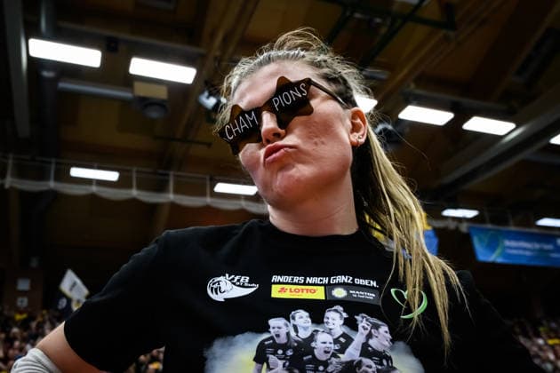 22 04 2026, Sporthalle Wolfsgrube, Suhl Volleyball, Bundesliga Women Play offs, Final, VfB Suhl LOTTO Thüringen Thueringen vs Dresdner SC Mackenzie Foley 8 Suhl with CHAMPIONS glasses