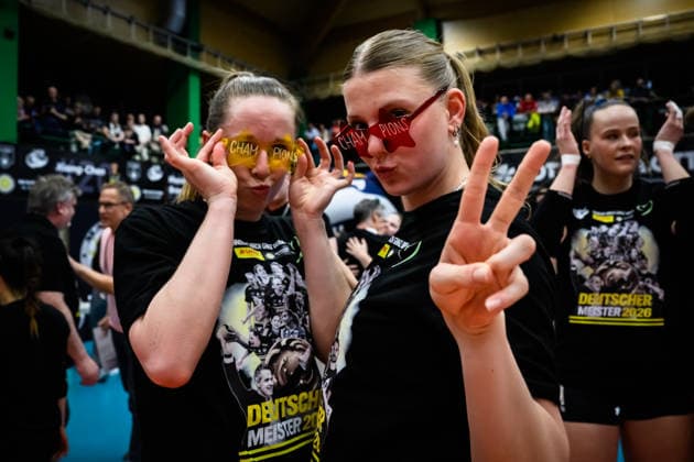 22 04 2026, Sporthalle Wolfsgrube, Suhl Volleyball, Bundesliga Women Play offs, Final, VfB Suhl LOTTO Thüringen Thueringen vs Dresdner SC Lara Nagels 3 Suhl , Svea Naujack 1 Suhl with CHAMPIONS glasses