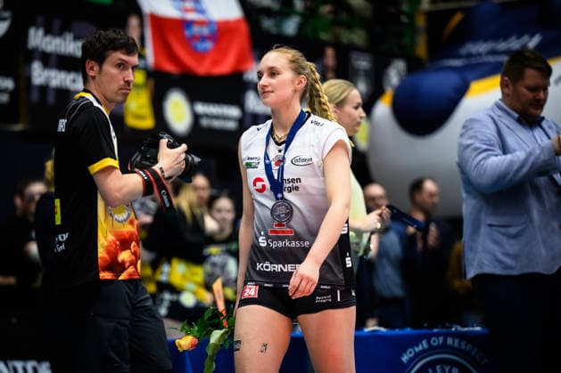 22 04 2026, Sporthalle Wolfsgrube, Suhl Volleyball, Bundesliga Women Play offs, Final, VfB Suhl LOTTO Thüringen Thueringen vs Dresdner SC Patricia Nestler 1 Dresden with silver medal Medal