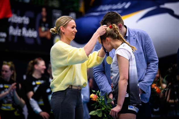 22 04 2026, Sporthalle Wolfsgrube, Suhl Volleyball, Bundesliga Frauen Play offs, Final, VfB Suhl LOTTO Thüringen Thueringen vs Dresdner SC Kim Oszvald Renkema Managing Director Managing Director Volleyball Bundesliga VBL hands over silver medal medal to Patricia Nestler 1 Dresden