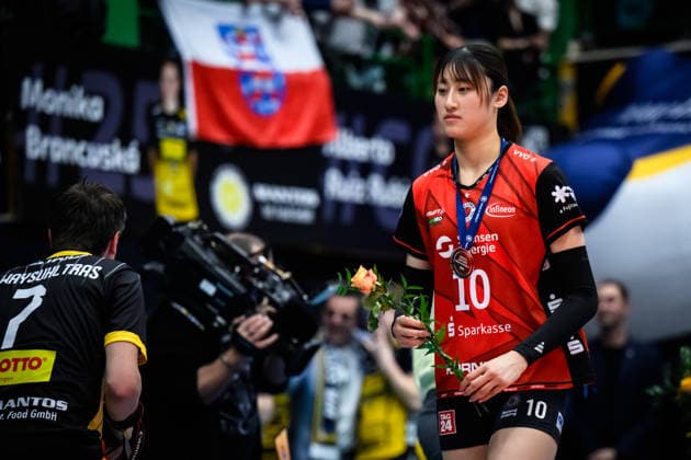 22 04 2026, Sporthalle Wolfsgrube, Suhl Volleyball, Bundesliga Women Play offs, Final, VfB Suhl LOTTO Thüringen Thueringen vs Dresdner SC Miku Akimoto 10 Dresden with silver medal Medal