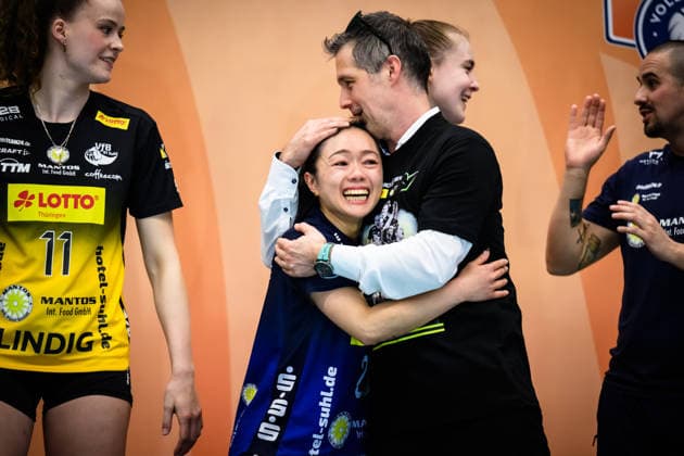 22 04 2026, Sporthalle Wolfsgrube, Suhl Volleyball, Bundesliga Women Play offs, Final, VfB Suhl LOTTO Thüringen Thueringen vs Dresdner SC Award Ceremony Xiang Chen Lai 20 Suhl , Laszlo Hollosy Coach Coach Suhl