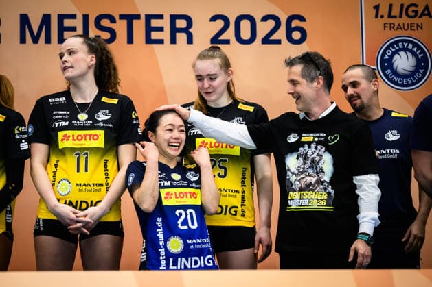 22 04 2026, Sporthalle Wolfsgrube, Suhl Volleyball, Bundesliga Women Play offs, Final, VfB Suhl LOTTO Thüringen Thueringen vs Dresdner SC Award ceremony Laura Berger 11 Suhl , Xiang Chen Lai 20 Suhl , Monika Brancuska 25 Suhl , Laszlo Hollosy Trainer Coach Suhl , Alberto Ruiz Rubio Co Trainer Assistant Coach Suhl