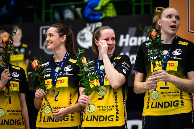 22 04 2026, Sporthalle Wolfsgrube, Suhl Volleyball, Bundesliga Women Play offs, Final, VfB Suhl LOTTO Thüringen Thueringen vs Dresdner SC Award ceremony Svea Naujack 1 Suhl , Irene del Carmen Ramos Mencia 2 Suhl , Lara Nagels 3 Suhl , Roosa Laakonen 4 Suhl