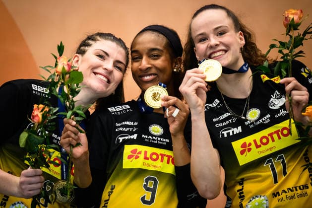 22 04 2026, Sporthalle Wolfsgrube, Suhl Volleyball, Bundesliga Womens Play offs, Final, VfB Suhl LOTTO Thüringen Thueringen vs Dresdner SC Award ceremony Mackenzie Foley 8 Suhl , Sanaa Dotson 9 Suhl , Laura Berger 11 Suhl