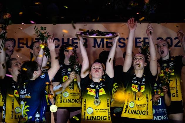 22 04 2026, Sporthalle Wolfsgrube, Suhl Volleyball, Bundesliga Women Play offs, Final, VfB Suhl LOTTO Thüringen Thueringen vs Dresdner SC German Champion 2026 VfB Suhl LOTTO Thüringen Thueringen Lara Nagels 3 Suhl with Cup Trophy