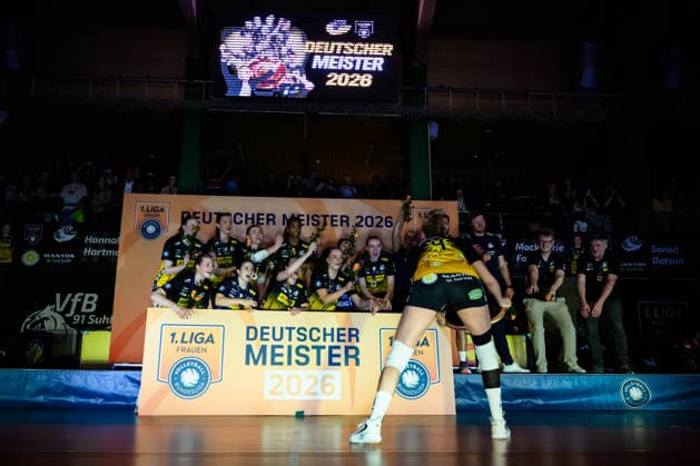 22 04 2026, Sporthalle Wolfsgrube, Suhl Volleyball, Bundesliga Women Play offs, Final, VfB Suhl LOTTO Thüringen Thueringen vs Dresdner SC German Champion 2026 VfB Suhl LOTTO Thüringen Thueringen Roosa Laakonen 4 Suhl with Cup Trophy
