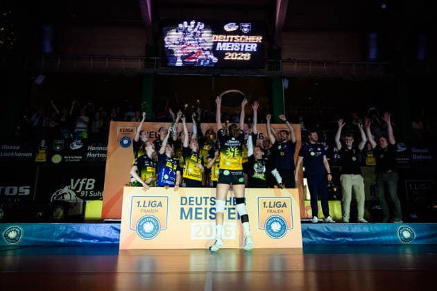 22 04 2026, Sporthalle Wolfsgrube, Suhl Volleyball, Bundesliga Women Play offs, Final, VfB Suhl LOTTO Thüringen Thueringen vs Dresdner SC German Champion 2026 VfB Suhl LOTTO Thüringen Thueringen Roosa Laakonen 4 Suhl with Cup Trophy