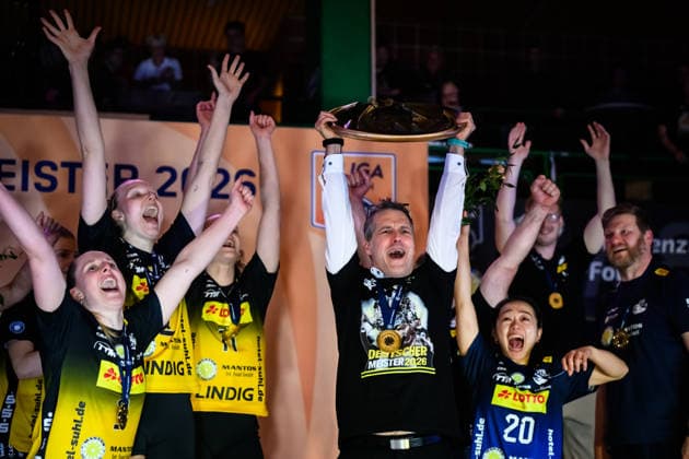 22 04 2026, Sporthalle Wolfsgrube, Suhl Volleyball, Bundesliga Women Play offs, Final, VfB Suhl LOTTO Thüringen Thueringen vs Dresdner SC German Champion 2026 VfB Suhl LOTTO Thüringen Thueringen Laszlo Hollosy Coach Coach Suhl with Cup Trophy