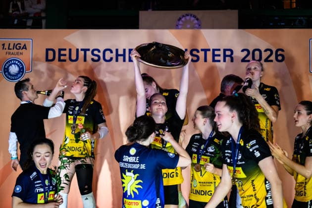 22 04 2026, Sporthalle Wolfsgrube, Suhl Volleyball, Bundesliga Women Play offs, Final, VfB Suhl LOTTO Thüringen Thueringen vs Dresdner SC German Champion 2026 VfB Suhl LOTTO Thüringen Thueringen Hannah Hartmann 5 Suhl with Cup Trophy