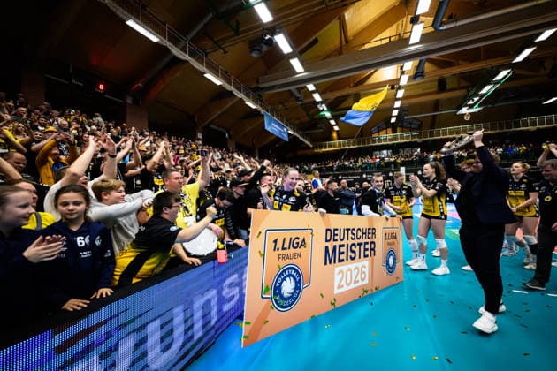 22 04 2026, Sporthalle Wolfsgrube, Suhl Volleyball, Bundesliga Women Play offs, Final, VfB Suhl LOTTO Thüringen Thueringen vs Dresdner SC Lara Nagels 3 Suhl with shield DEUTSCHER MEISTER 2026, Alexander Mantlik President President Suhl with Meisterschale Trophy