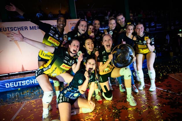 22 04 2026, Sporthalle Wolfsgrube, Suhl Volleyball, Bundesliga Women Play offs, Final, VfB Suhl LOTTO Thüringen Thueringen vs Dresdner SC German Champion 2026 VfB Suhl LOTTO Thüringen Thueringen Roosa Laakonen 4 Suhl with Cup Trophy