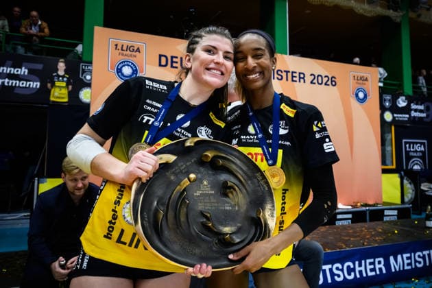 22 04 2026, Sporthalle Wolfsgrube, Suhl Volleyball, Bundesliga Women Play offs, Final, VfB Suhl LOTTO Thüringen Thueringen vs Dresdner SC Mackenzie Foley 8 Suhl , Sanaa Dotson 9 Suhl pose with gold medal medal