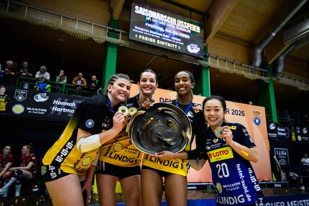 22 04 2026, Sporthalle Wolfsgrube, Suhl Volleyball, Bundesliga Women Play offs, Final, VfB Suhl LOTTO Thüringen Thueringen vs Dresdner SC Mackenzie Foley 8 Suhl , Irene del Carmen Ramos Mencia 2 Suhl , Laszlo Hollosy Trainer Coach Suhl , Sanaa Dotson 9 Suhl Xiang Chen Lai 20 Suhl pose with gold medal medal and championship cup trophy