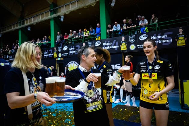 22 04 2026, Sporthalle Wolfsgrube, Suhl Volleyball, Bundesliga Women Play offs, Final, VfB Suhl LOTTO Thüringen Thueringen vs Dresdner SC Laszlo Hollosy Coach Coach Suhl brings beer