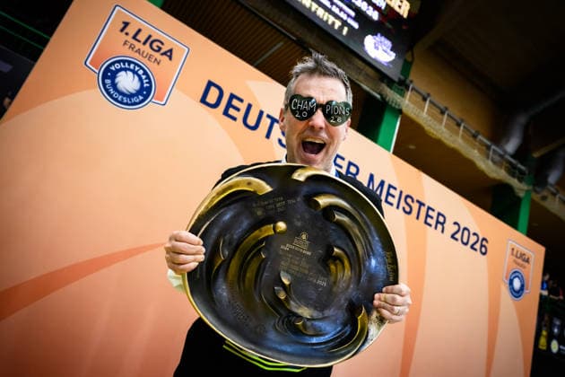 22 04 2026, Sporthalle Wolfsgrube, Suhl Volleyball, Bundesliga Women Play offs, Final, VfB Suhl LOTTO Thüringen Thueringen vs Dresdner SC Laszlo Hollosy Coach Coach Suhl with Meisterschale Trophy