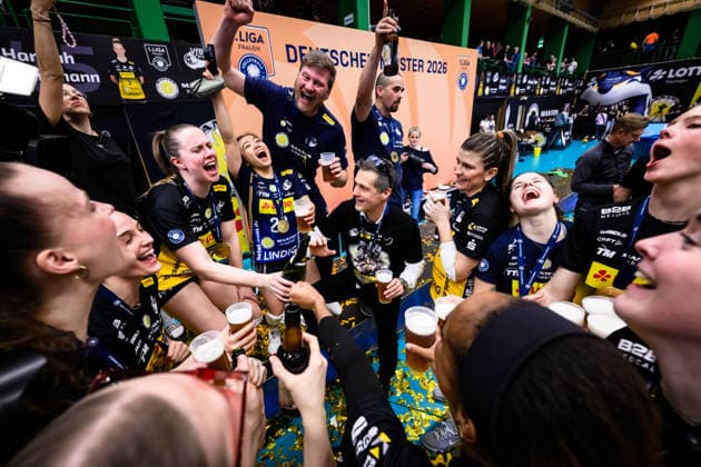 22 04 2026, Sporthalle Wolfsgrube, Suhl Volleyball, Bundesliga Womens Play offs, Final, VfB Suhl LOTTO Thüringen Thueringen vs Dresdner SC Suhls players and staff around Laszlo Hollosy Coach Suhl celebrates the German Championship 2026