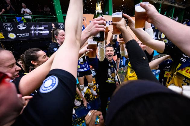 22 04 2026, Sporthalle Wolfsgrube, Suhl Volleyball, Bundesliga Womens Play offs, Final, VfB Suhl LOTTO Thüringen Thueringen vs Dresdner SC Suhls players and staff around Laszlo Hollosy Coach Suhl celebrates the German Championship 2026