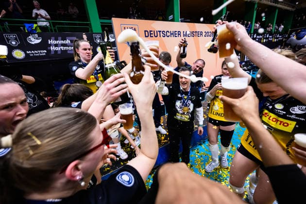 22 04 2026, Sporthalle Wolfsgrube, Suhl Volleyball, Bundesliga Womens Play offs, Final, VfB Suhl LOTTO Thüringen Thueringen vs Dresdner SC Suhls players and staff around Laszlo Hollosy Coach Suhl celebrates the German Championship 2026